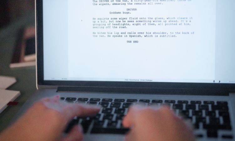 Descubre cómo ser guionista: qué habilidades necesitas, qué carrera estudiar y los mejores consejos para iniciar tu camino en la escritura.