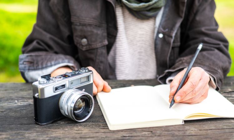 Descubre qué es el periodismo fotográfico, qué hace un fotoperiodista y cómo se diferencia de un fotógrafo. Fórmate y aprende a narrar.